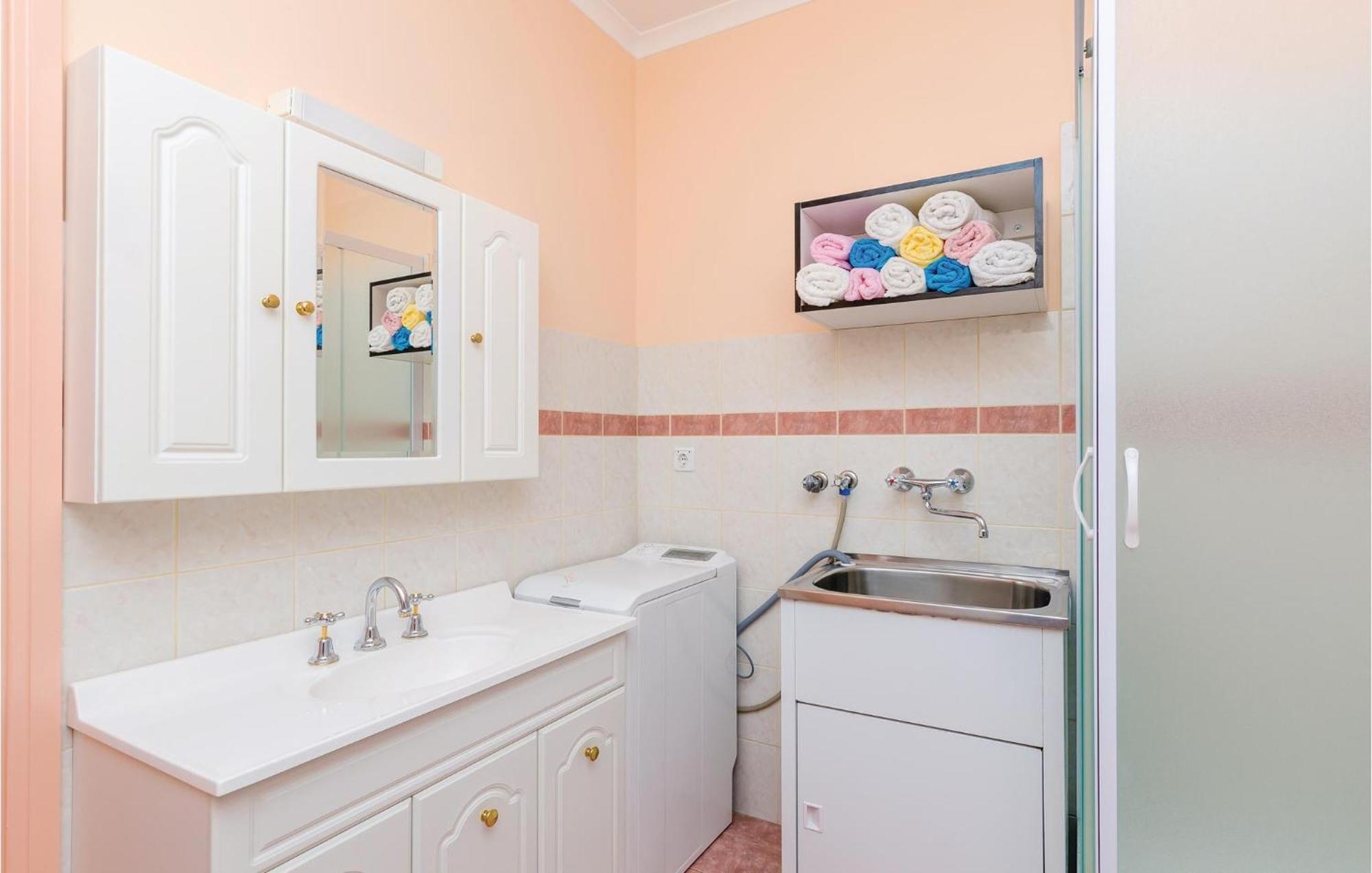 3 Bedroom Beautiful Apartment In Orasac Exterior foto
