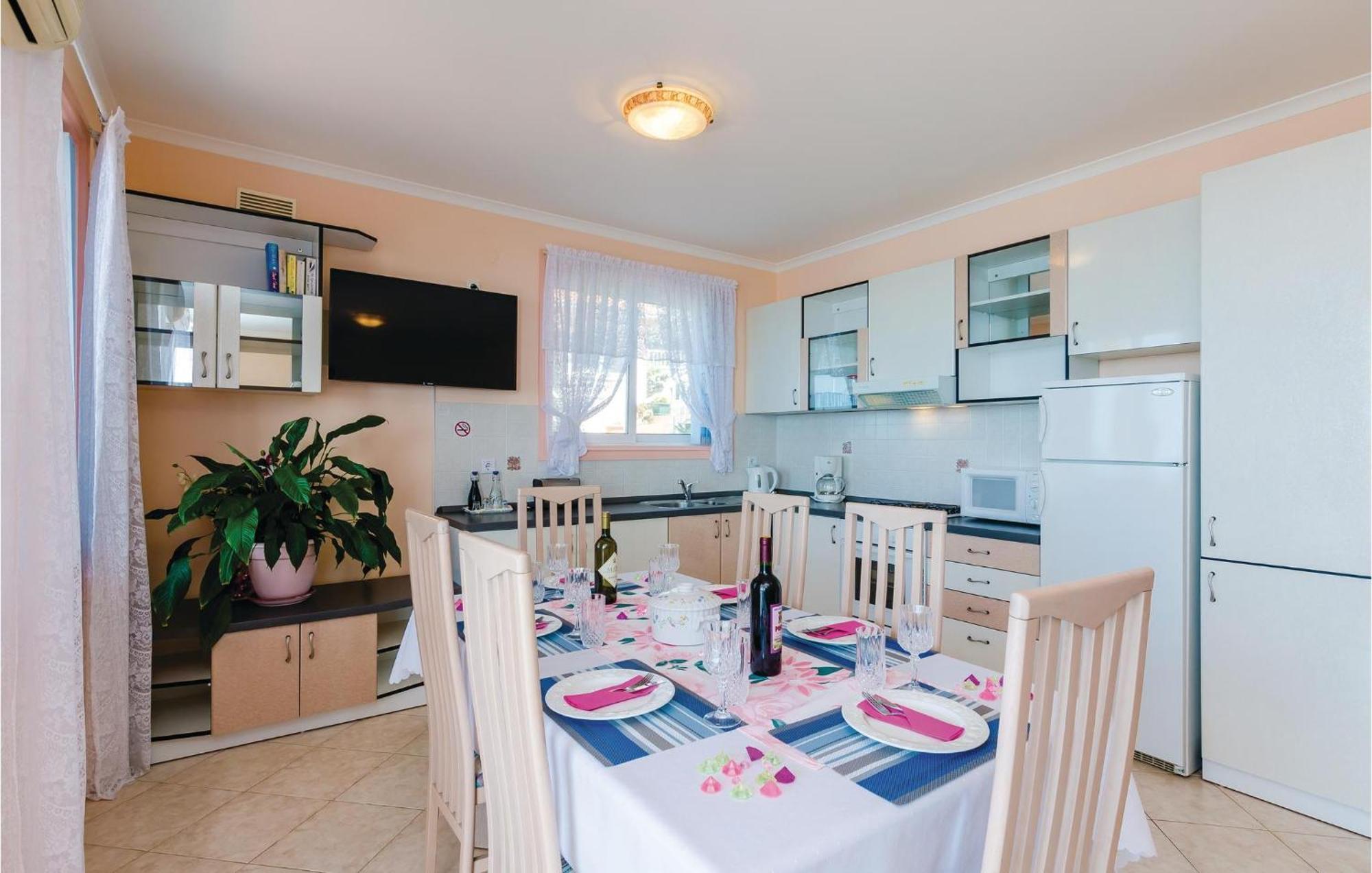 3 Bedroom Beautiful Apartment In Orasac Exterior foto